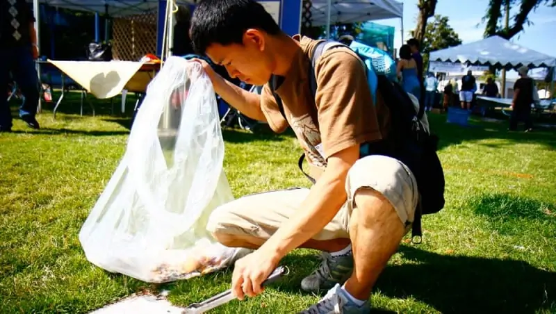 Photo of Zero Waste Volunteer working at the 2010 Powell Street Festival, by Aki Mimoto